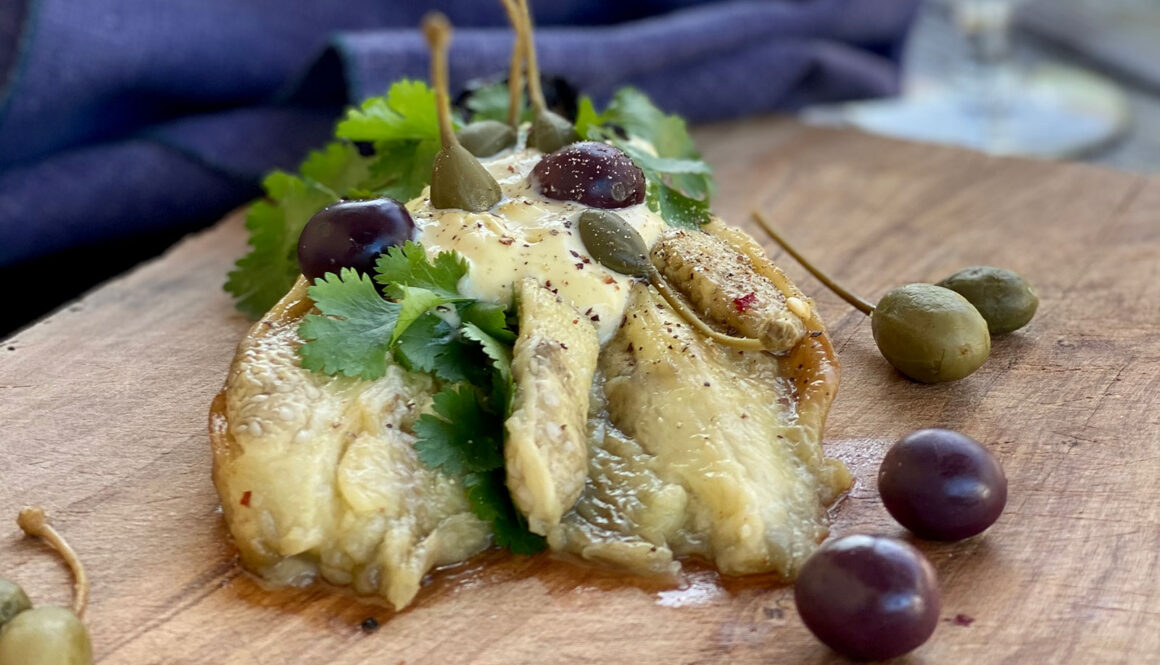 Grillede-hele-auberginer-med-kapers,-sorte-oliven-og-hvidløgscreme