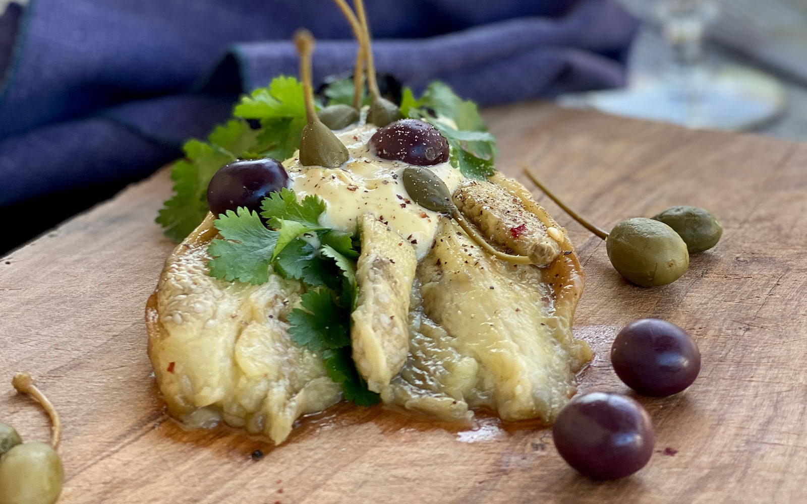 Opskrift: Grillede hele auberginer med kapers, sorte oliven og hvidløgscreme